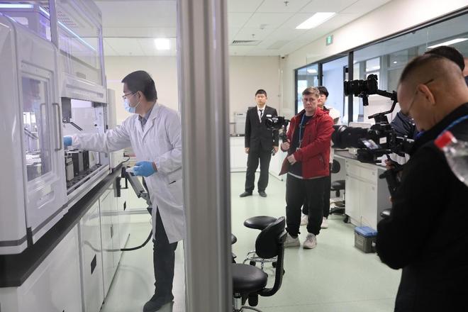 「魅力北京」俄哈攝制組探訪中關村生命科學園,感受北京醫藥健康產業的創新活力